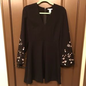 🎊 FLASH SALE 🎉 H&M Bell-sleeved Dress
